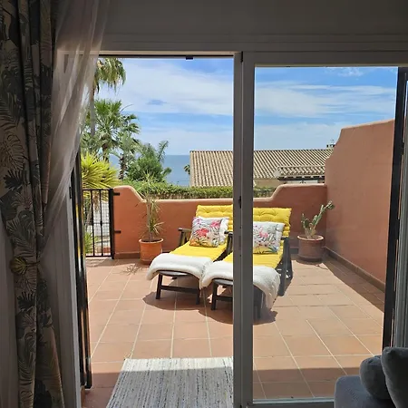 Comfy Seaside Duplex With Sea Views *